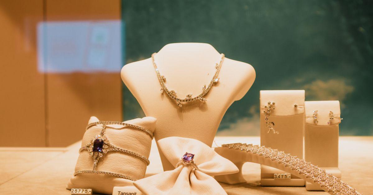 Formas de elevar seu look com peças de ouro e prata